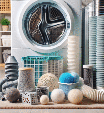 Nærbilde av tørketrommel-tilbehør: ventilasjonsrør, lofilter, tørkeballer, anti-vibrasjonsmatte og stabiliseringskit, satt opp pent på et lyst vaskerom